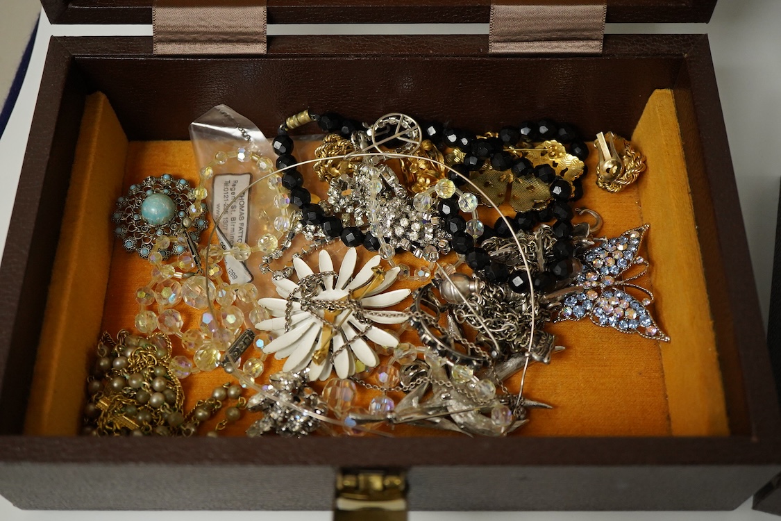 A jewellery box and contents to include an 18ct and plat. single stone sapphire and one (ex two) stone diamond ring, silver and costume jewellery..
